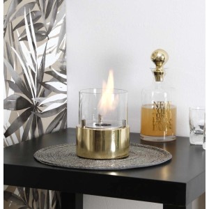 Camino decorativo t.b.t. dorato con cilindro di vetro e fiamma come decorazione da tavolo.