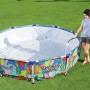 Piscina rotonda con struttura in acciaio e motivo giungla riempita con un tubo da giardino.