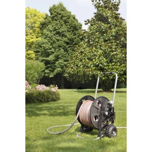 Avvolgitubo nero con tubo su prato in giardino.