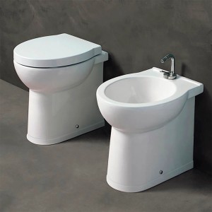 WC e bidet sospesi bianchi t.b.t. per bagni moderni.
