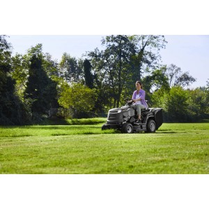 Trattorino tagliaerba Alpina AT4 84 HA mentre taglia l'erba su un prato verde.