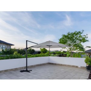 Grande ombrellone a braccio Mendota Ecru con manovella su terrazza per protezione solare e ombra.