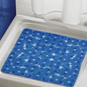 Tappetino doccia blu con motivo floreale in una doccia. Tappetino antiscivolo per maggiore sicurezza.