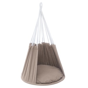 Sedia sospesa Dondoli beige con cuscino e sospensione.