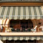Tenda da sole a strisce t.b.t. su balcone, beige/marrone. Ideale come protezione solare.