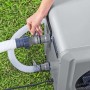 Collegamento di una pompa di calore per piscina con tubi flessibili.