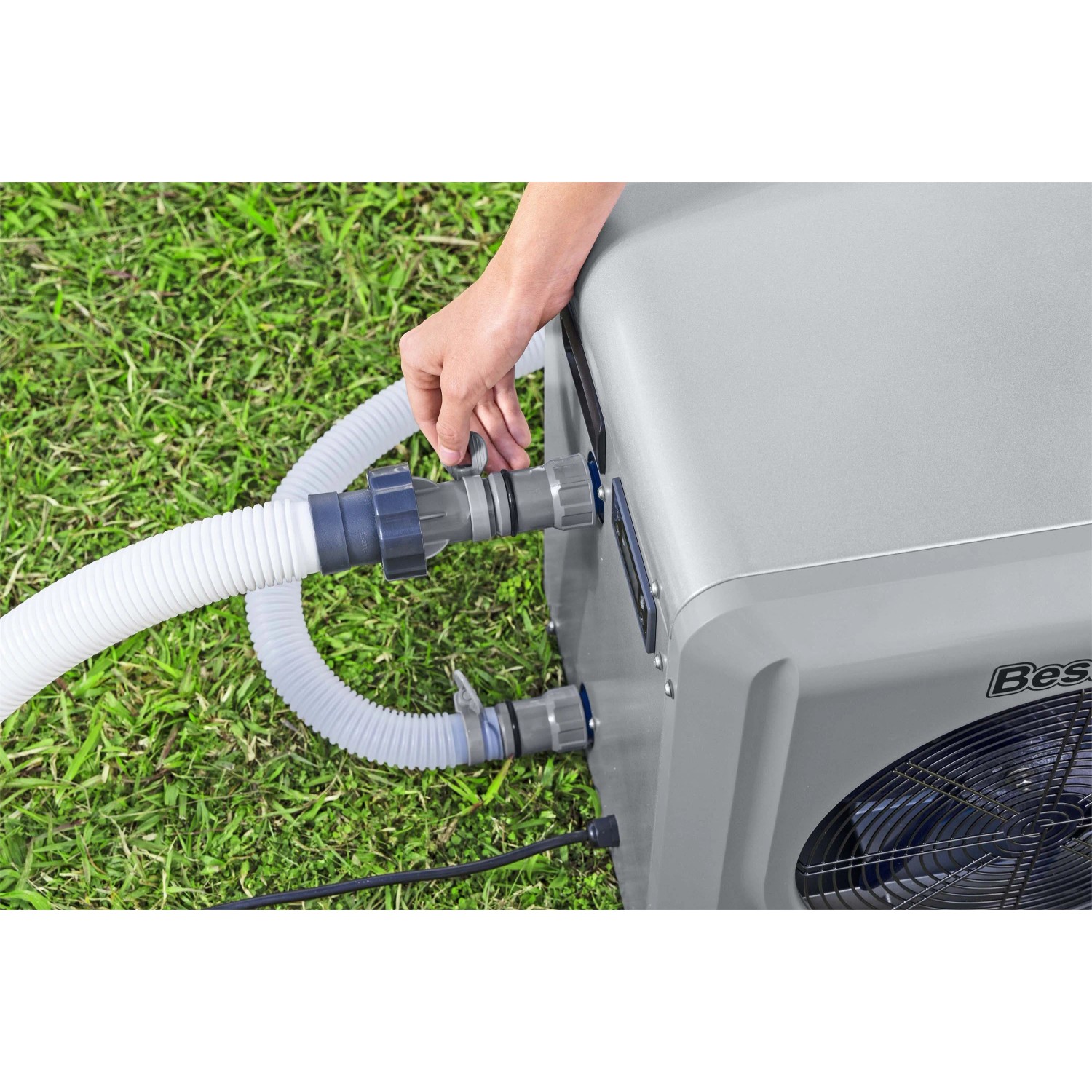 Collegamento di una pompa di calore per piscina con tubi flessibili.