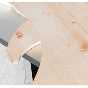 Dettaglio di un elemento trafori in legno chiaro.