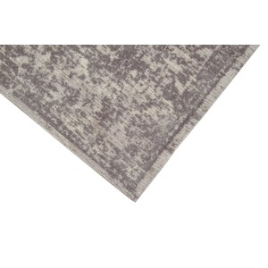 Dettaglio di un tappeto vintage grigio con motivo astratto.