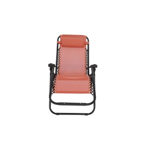 Lettino relax arancione con struttura nera per giardino o terrazza.