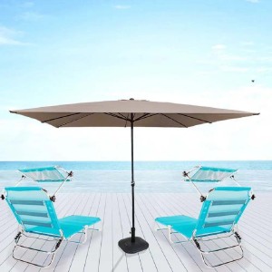 Scena da spiaggia con ombrellone rettangolare e due lettini blu con tettuccio parasole.