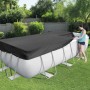 Copertura piscina: Copertura nera per piscina che protegge una piscina rettangolare in giardino.