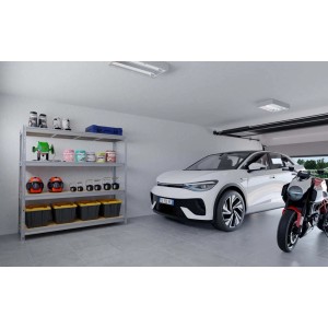 Scaffale t.b.t. grigio in garage con auto e moto. Ideale per lo stoccaggio.