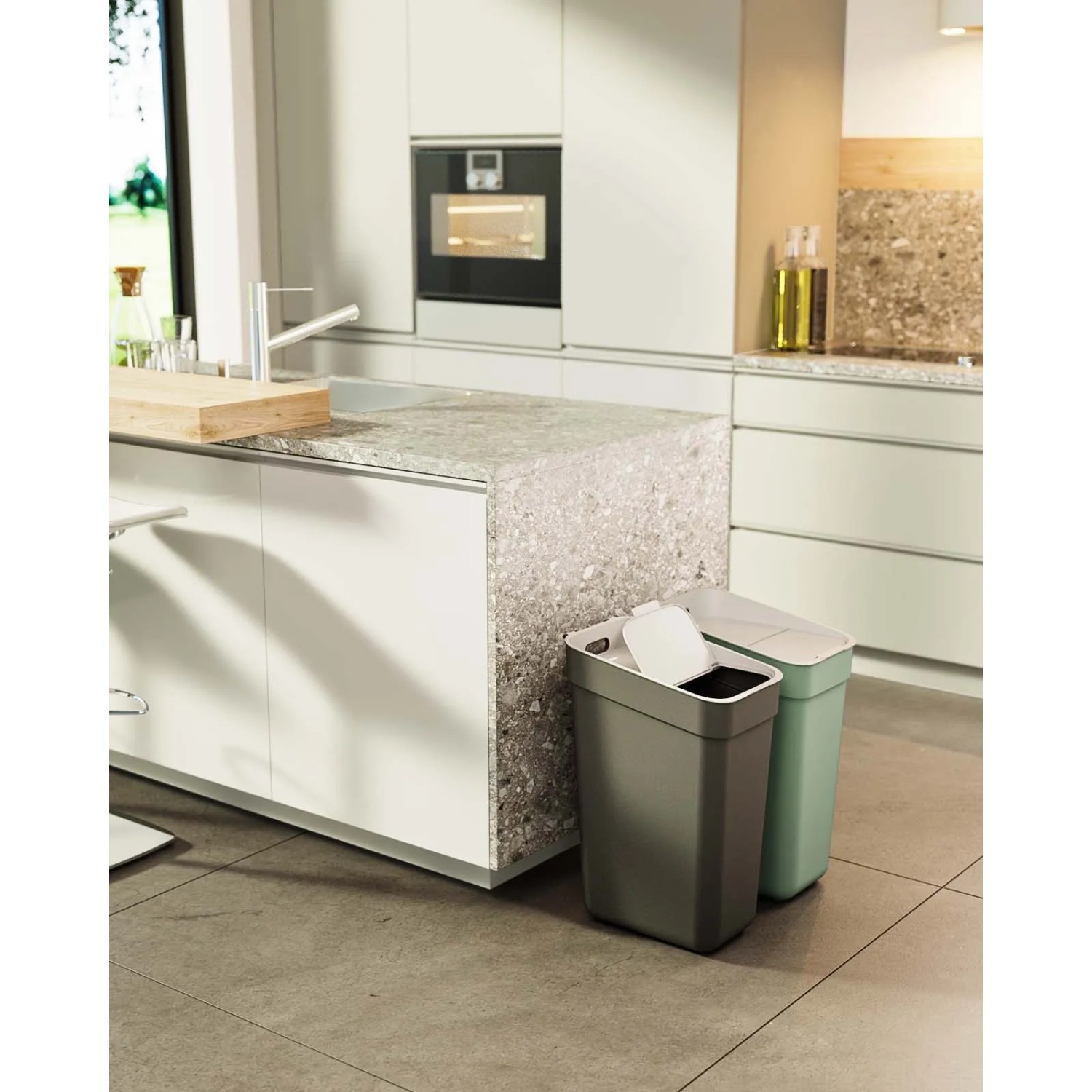 Due pattumiere t.b.t. grigie e verdi in una cucina moderna.
