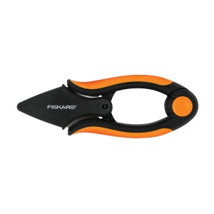 Forbici per erbe aromatiche Fiskars Solid SP220, nero-arancio, con lame affusolate e fodero protettivo.
