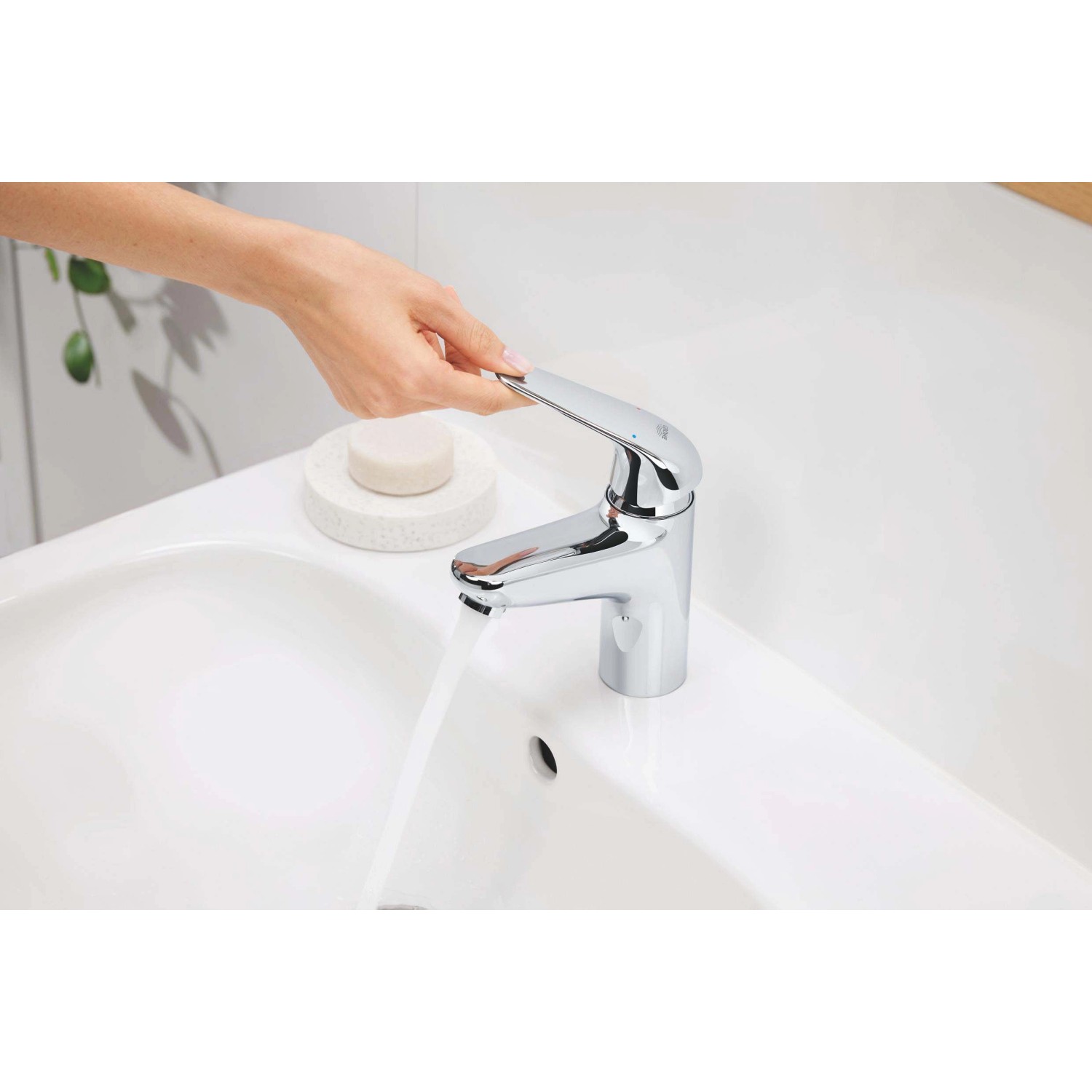 Miscelatore monocomando t.b.t. cromato lucido con acqua corrente.