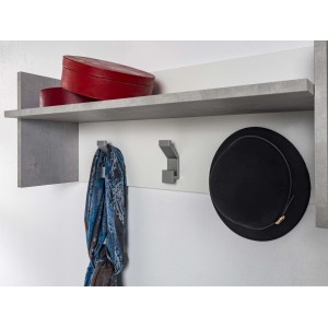 Appendiabiti a parete con cappello, sciarpa e mensola. Design moderno per ingresso.