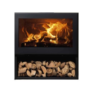 Stufa a legna nera con ceppi e fuoco ardente.