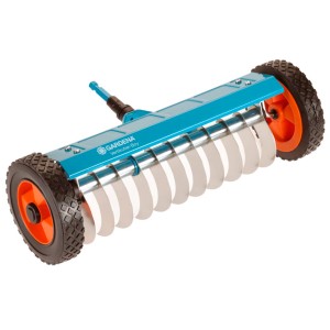 Gardena combisystem Vertikutier-Boy con larghezza di lavoro 32 cm, blu, con ruote e lame in acciaio inox.