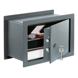 Cassaforte a muro Burg Wächter Pure Safe PSW 130 K antracite aperta, con chiave e oggetti di valore all'interno.