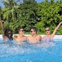 Gruppo di giovani si diverte in una piscina fuori terra rigida. Ideale per le giornate calde!