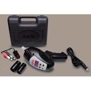 Set accessori auto AEG con valigetta, cric, bussole e cavo.