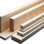 Listelli in legno piallato di diverse dimensioni.