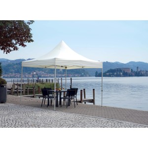 Gazebo bianco t.b.t. con tavolo e sedie sul lago.