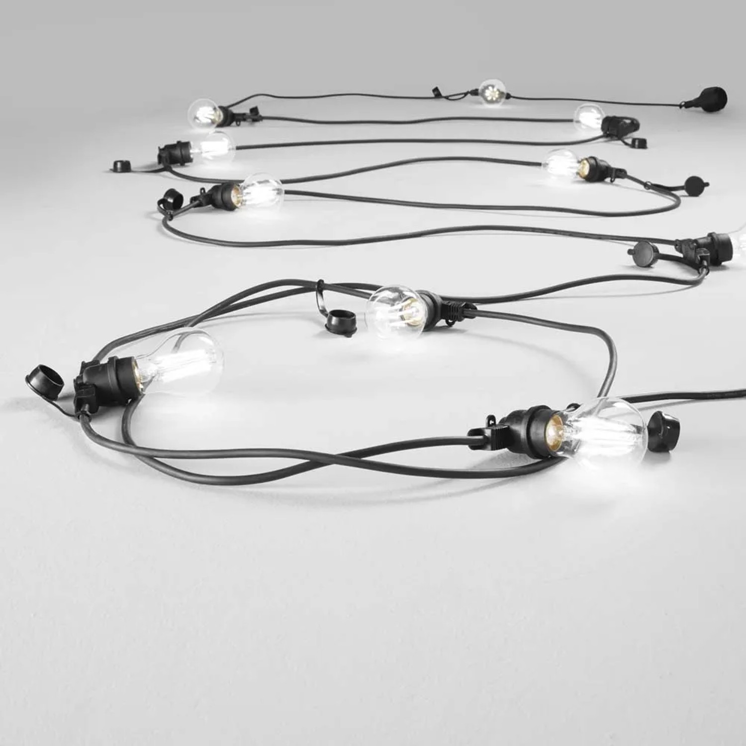 t.b.t. Portalampade con lampadine multiple su cavo nero.