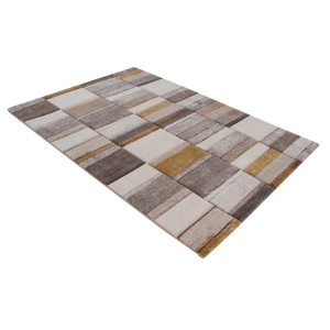 Tappeto moderno con motivo geometrico nei toni del beige, marrone e giallo.