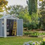 Casetta da giardino Keter Manor 65DD, grigio-bianca, con doppia porta aperta e attrezzi da giardino all'interno.