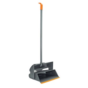 Paletta grigia con manico e dettagli arancioni per la pulizia.