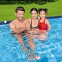 Famiglia si rilassa in una piscina t.b.t. blu. Piscina gonfiabile in giardino.