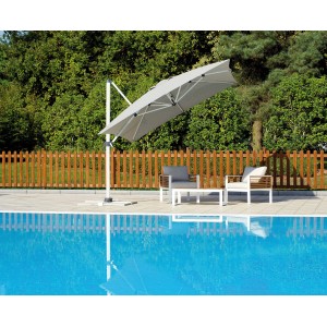 Ombrellone a braccio t.b.t. grigio accanto a piscina e mobili da giardino.