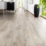 Pavimento laminato Comfort Quercia Naturale 7 mm posato in ambiente con aspetto legno naturale.