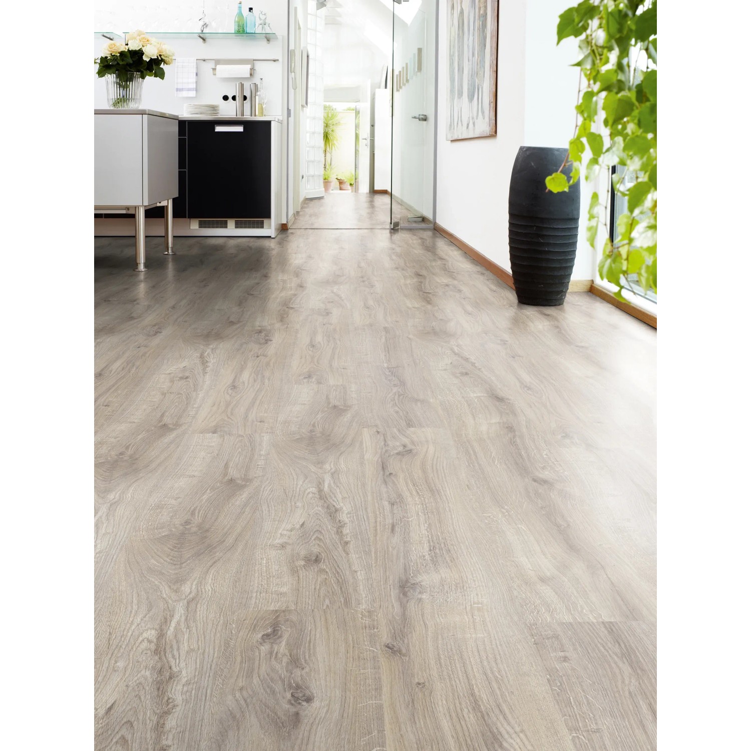 Pavimento laminato Comfort Quercia Naturale 7 mm posato in ambiente con aspetto legno naturale.