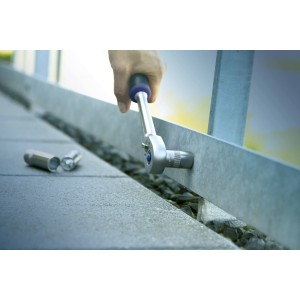 Bussola esagonale LUX 12 mm con attacco da 10 mm in uso su una vite.