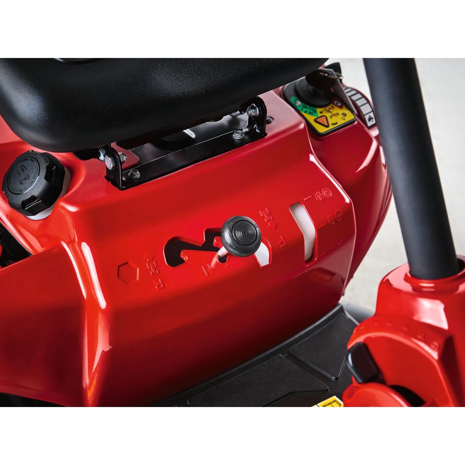 Dettaglio: Tosaerba rider Troy-Bilt Mini-Rider 76T-S rosso, comandi in primo piano.