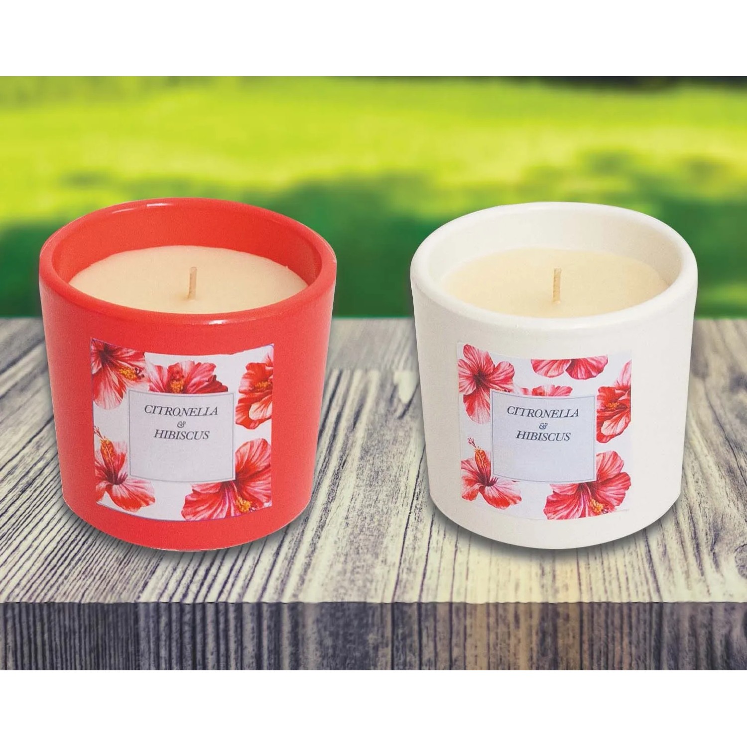 Due candele antizanzare con profumo di ibisco e citronella in rosso e bianco.