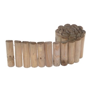 Recinzione da giardino in legno t.b.t. composta da pali di legno chiaro uniti.