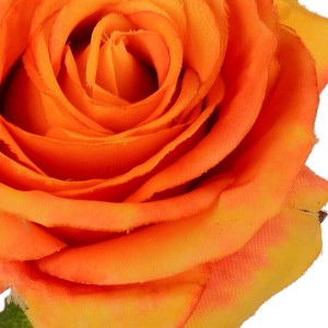 Primo piano di una rosa artificiale arancione. Pianta finta decorativa per interni.