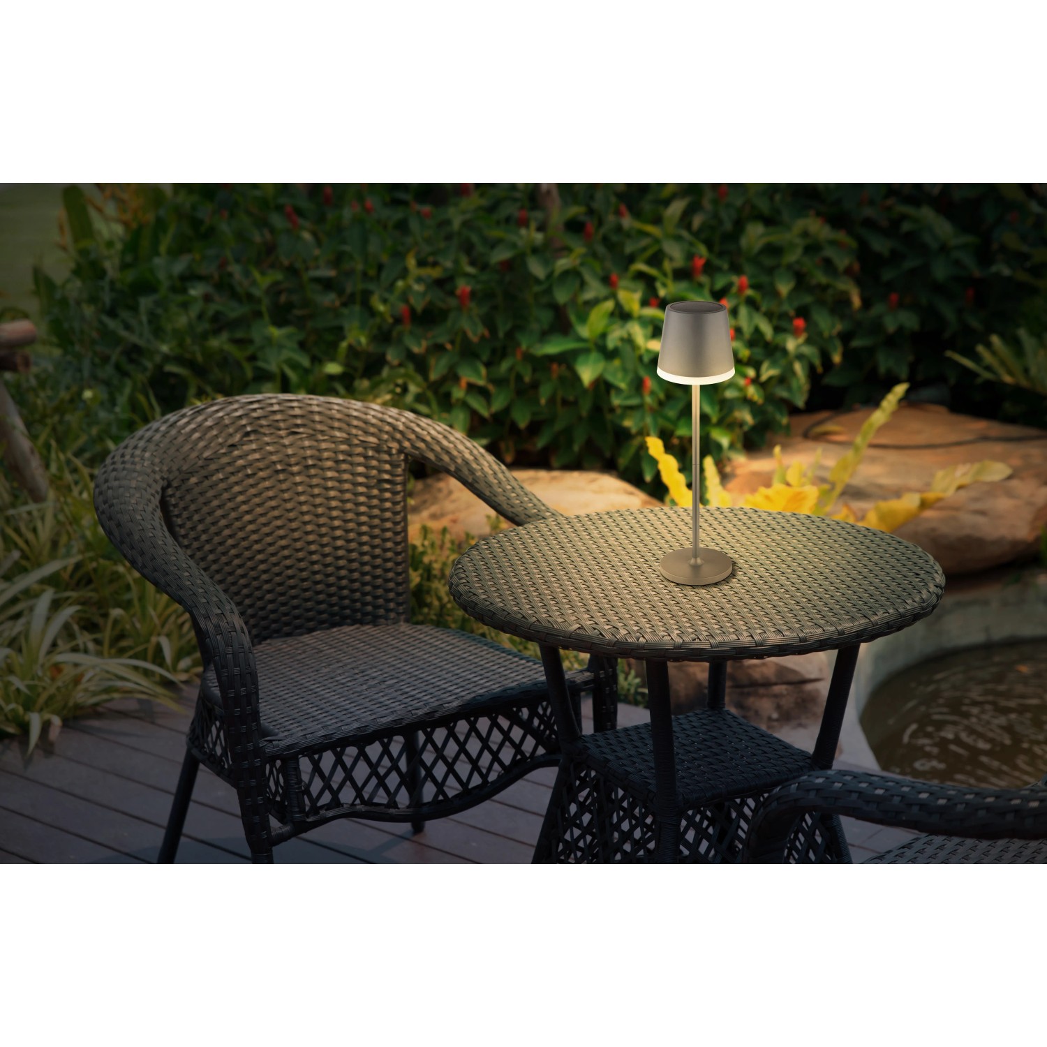 Lampada solare Globo, lampada da tavolo in metallo antracite (41 cm) su tavolo da giardino.