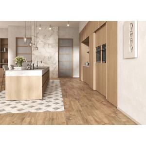 Piastrella per pavimento in gres porcellanato effetto legno, 60x20 cm, posata in cucina moderna.