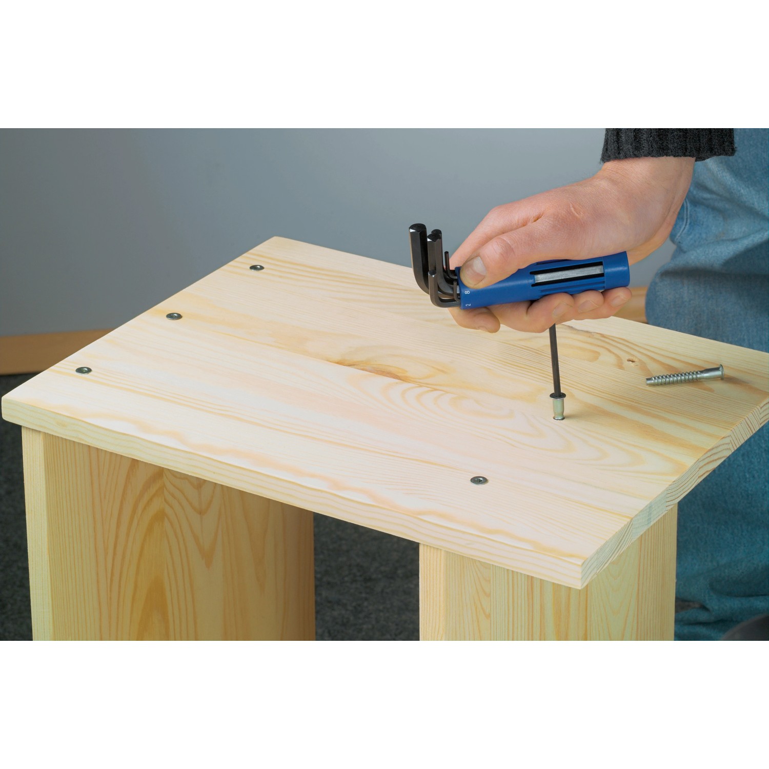 Set LUX TX Classic da 8 pezzi avvitato a un tavolo di legno. Set di cacciaviti.