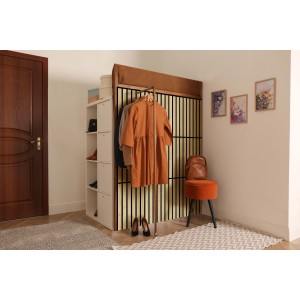 Pannello decorativo t.b.t. in stanza con scaffale, vestiti e decorazioni.