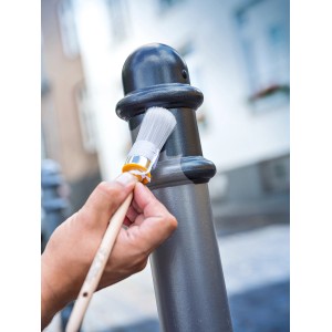 Verniciatura con pennello tondo LUX misura 2 (Ø 20mm) su palo metallico. Pennello con manico in legno chiaro e setole sintetiche.