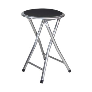 Sgabello pieghevole con seduta nera e struttura in metallo argentato.