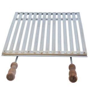 Griglia per barbecue con manici in legno.
