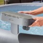 Accessorio idromassaggio t.b.t. grigio, montato sul bordo della piscina.