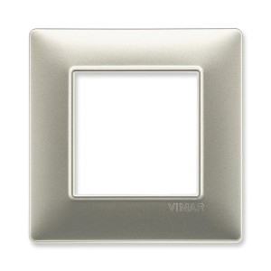 Placca Vimar quadrata color argento per interruttori e prese.